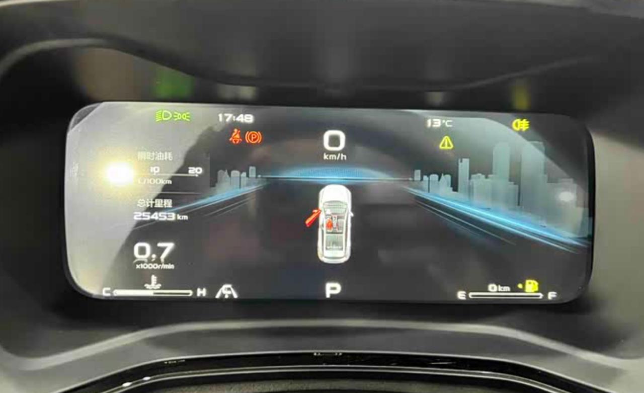 Приборная панель Geely Emgrand S: на экране общий пробег 25 453 км