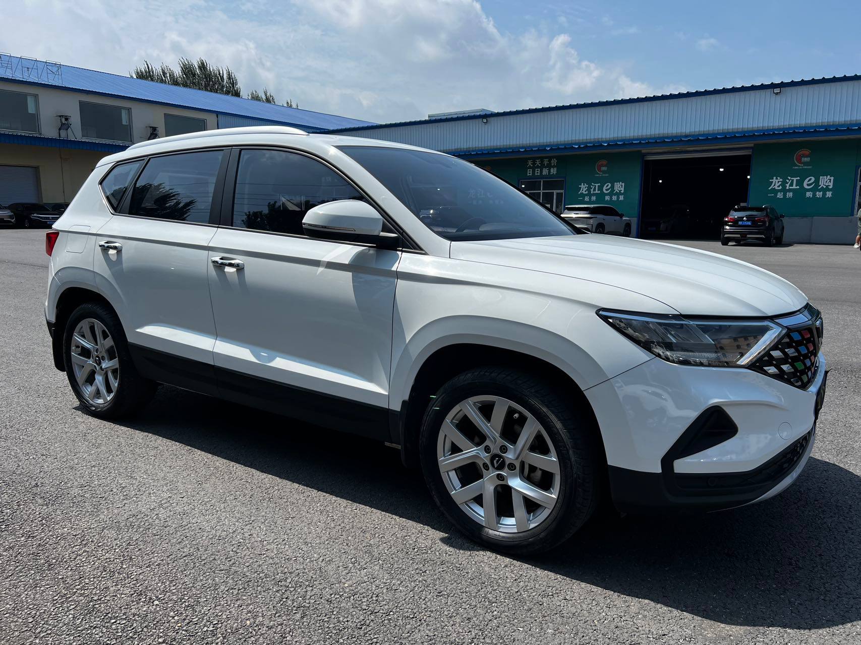 Белый кроссовер Jetta VS5 2022 года на площадке продавца в Китае, вид спереди сбоку