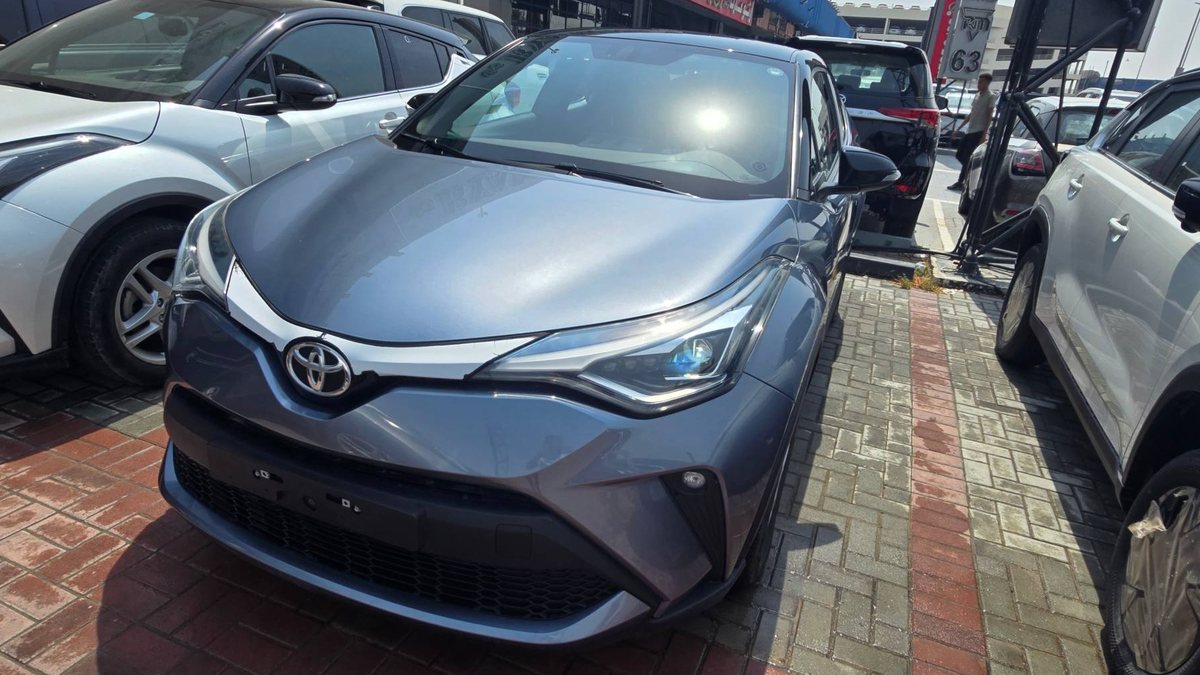 Серо-синий Toyota C-HR на площадке дилера, вид спереди