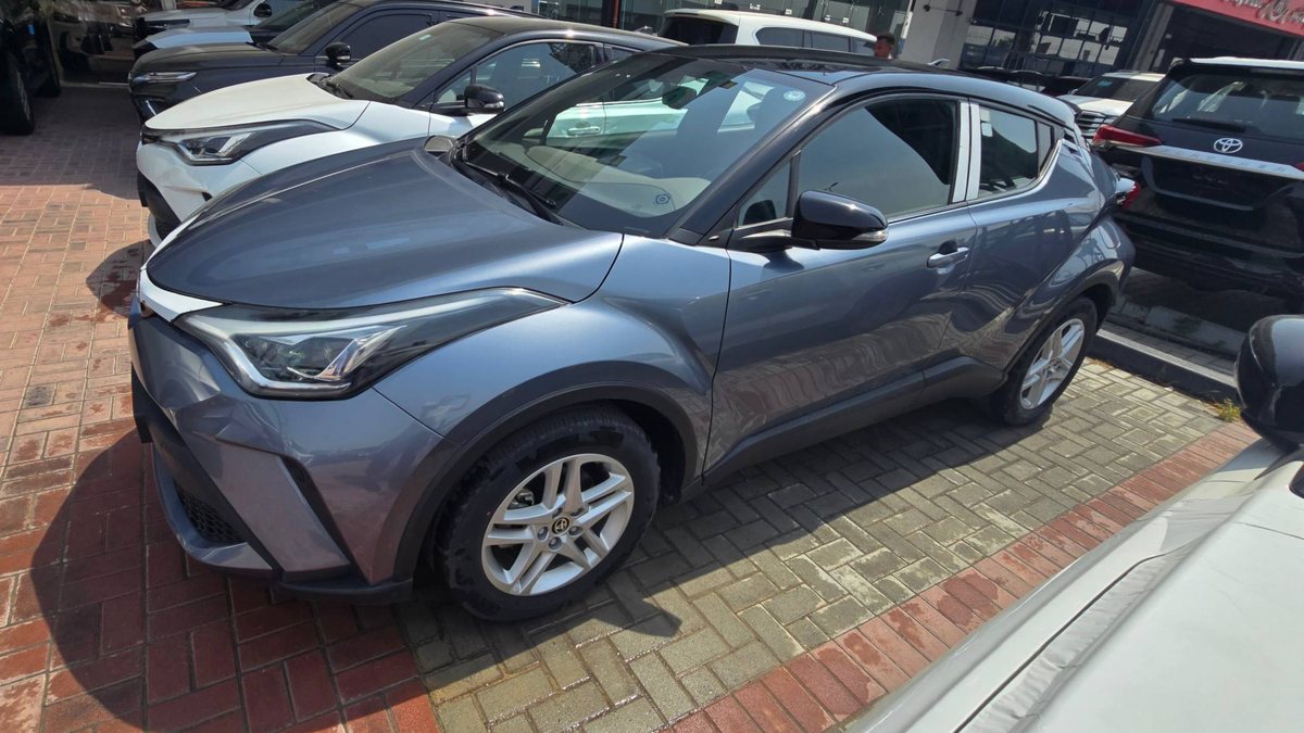 Тот же Toyota C-HR: левый борт и передняя часть
