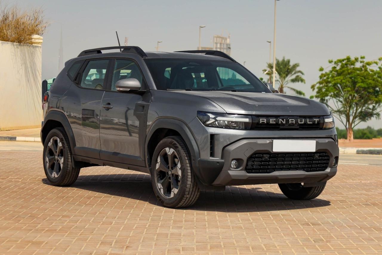 Новый Renault Duster третьего поколения, серый, вид спереди сбоку на площадке