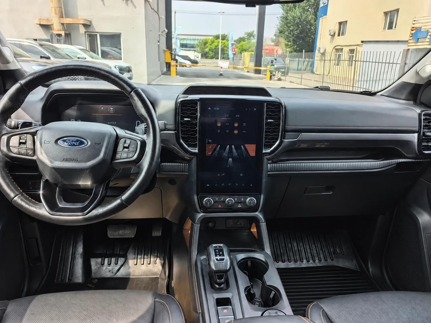 Передняя панель: руль с эмблемой Ford, цифровая приборная панель, вертикальный экран мультимедиа и селектор автомата